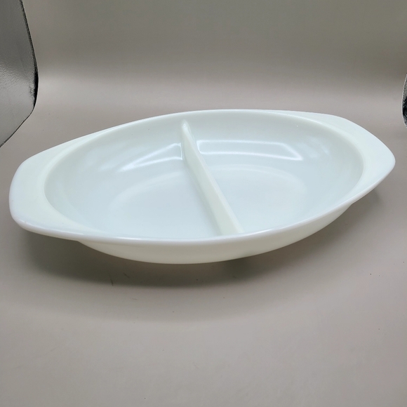Vintage Pyrex Divided Casserole Dish White Milk Glass #1063 11/2 Qt - Picture 6 of 6